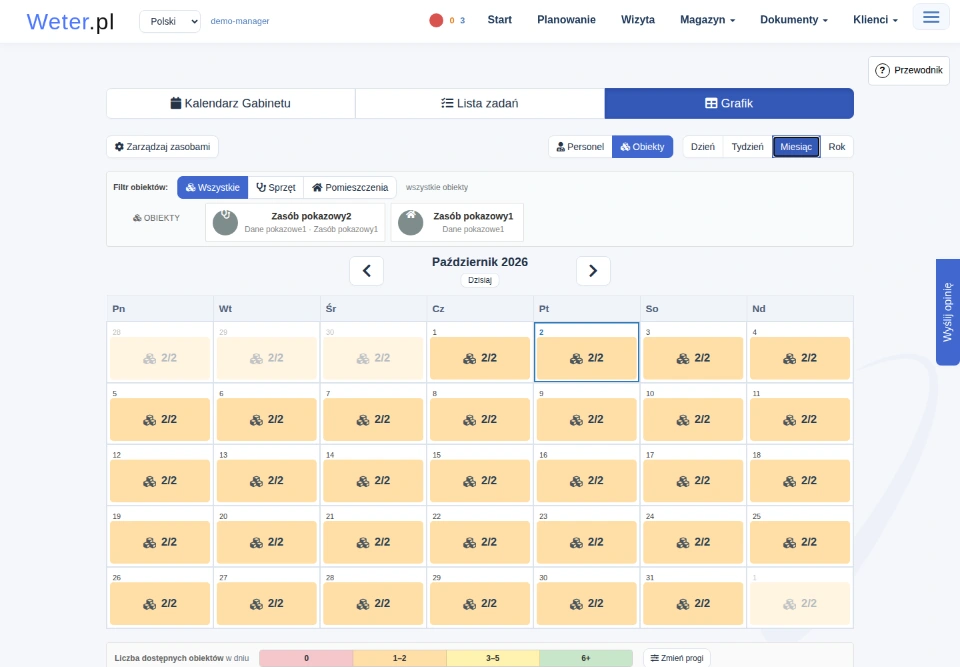 Grafik obiektów w widoku miesiąca z filtrami Sprzęt i Pomieszczenia oraz liczbą dostępnych obiektów.